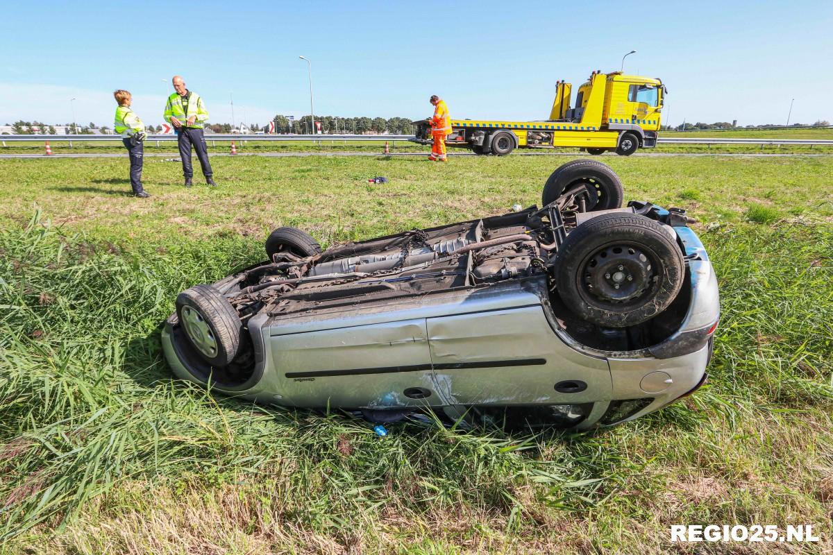 Auto ondersteboven naast N50