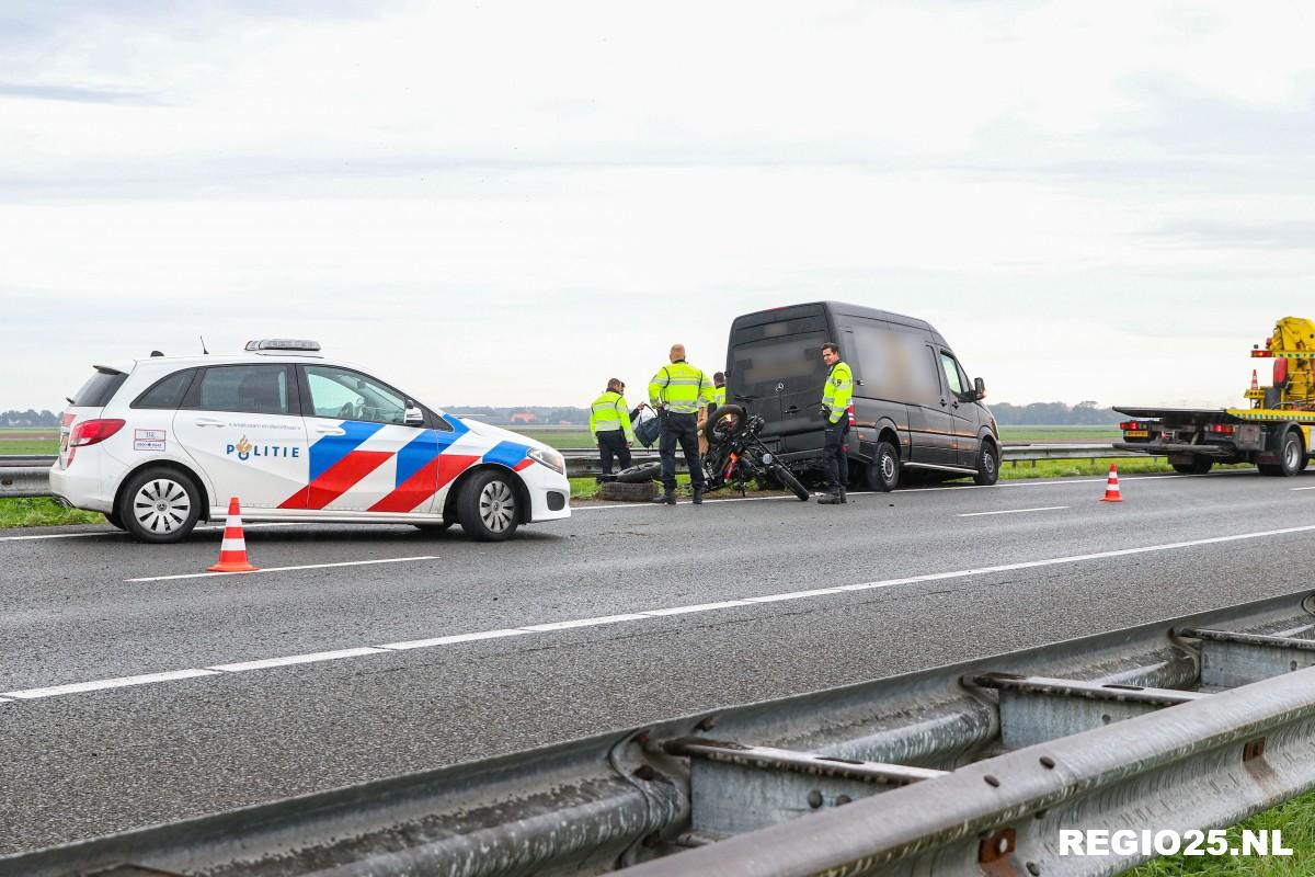 Bestelbus botst tegen vangrail A6