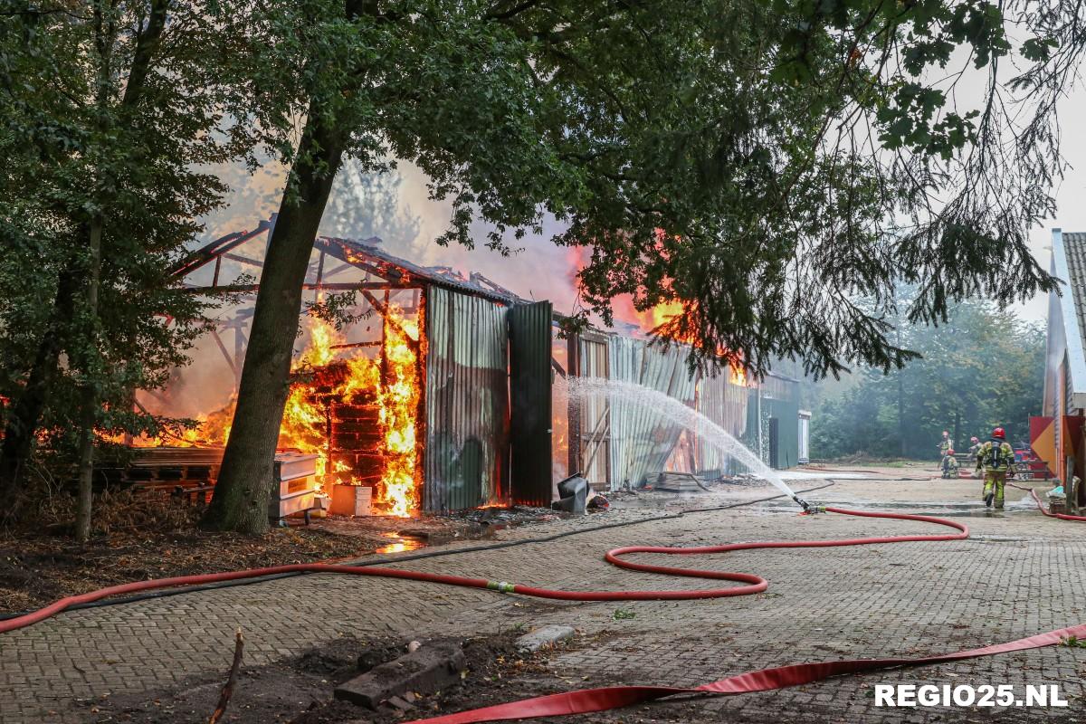 Grote brand verwoest schuur bij manege