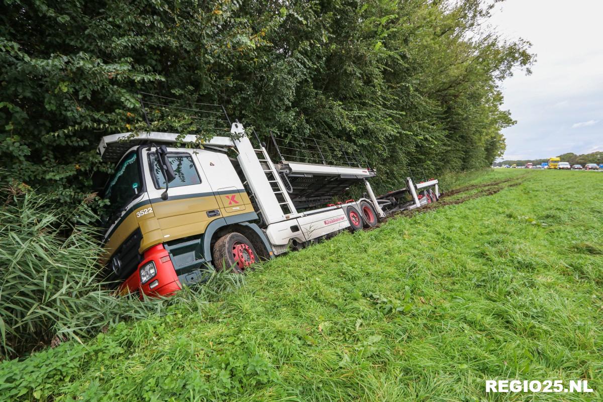 Vrachtwagen in de sloot naast A6