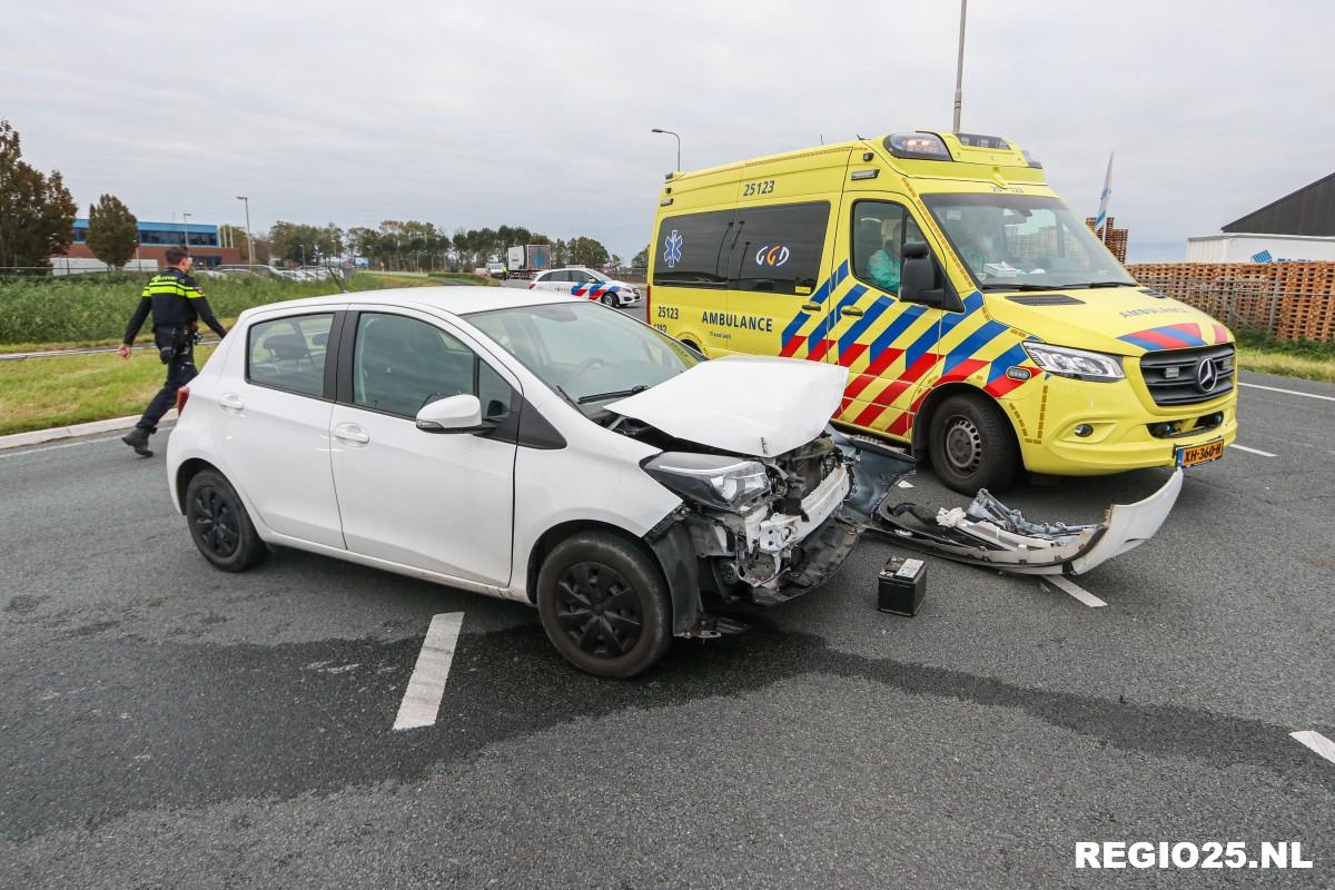 Viskraam en auto botsen op Domineesweg