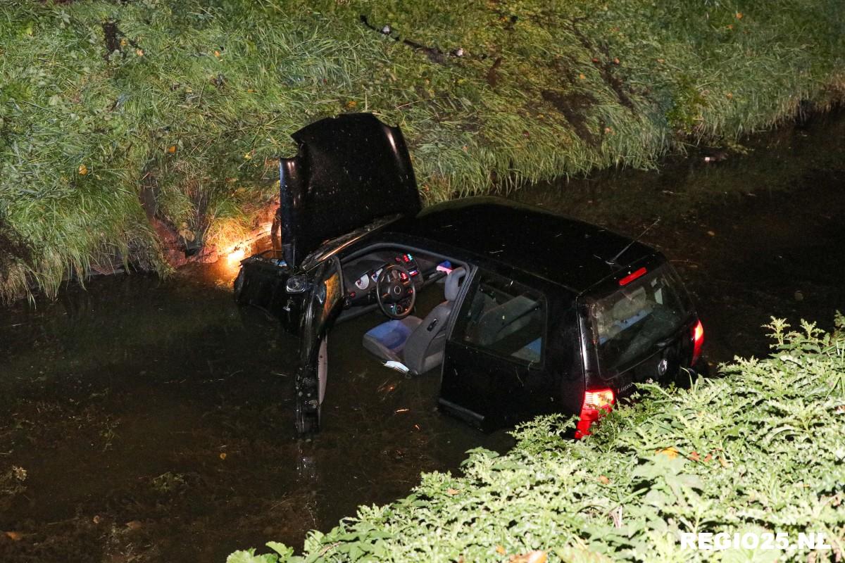 Auto te water naast Karel Doormanweg