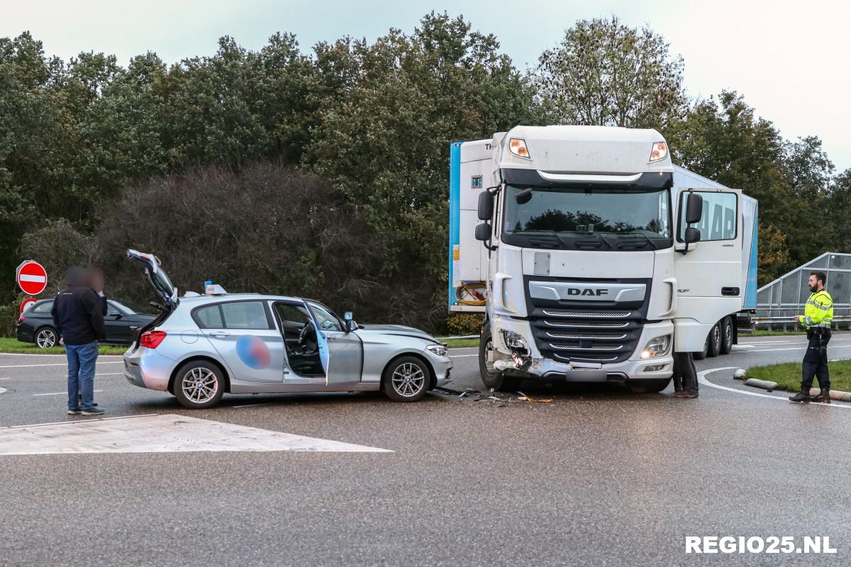 Lesauto en vrachtwagen botsen op Muntweg