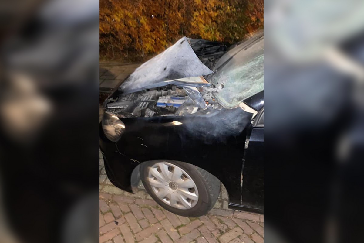 Auto zwaar beschadigd door vuurwerk