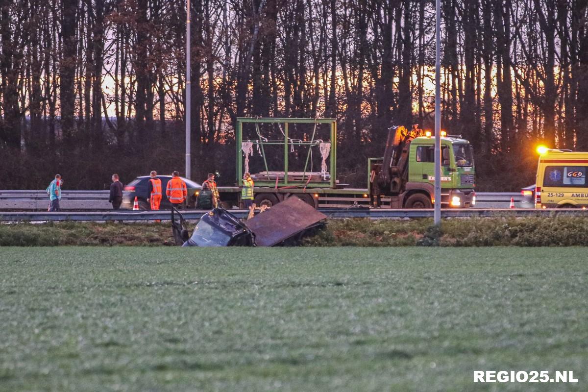 Busje over de kop en in greppel naast A6