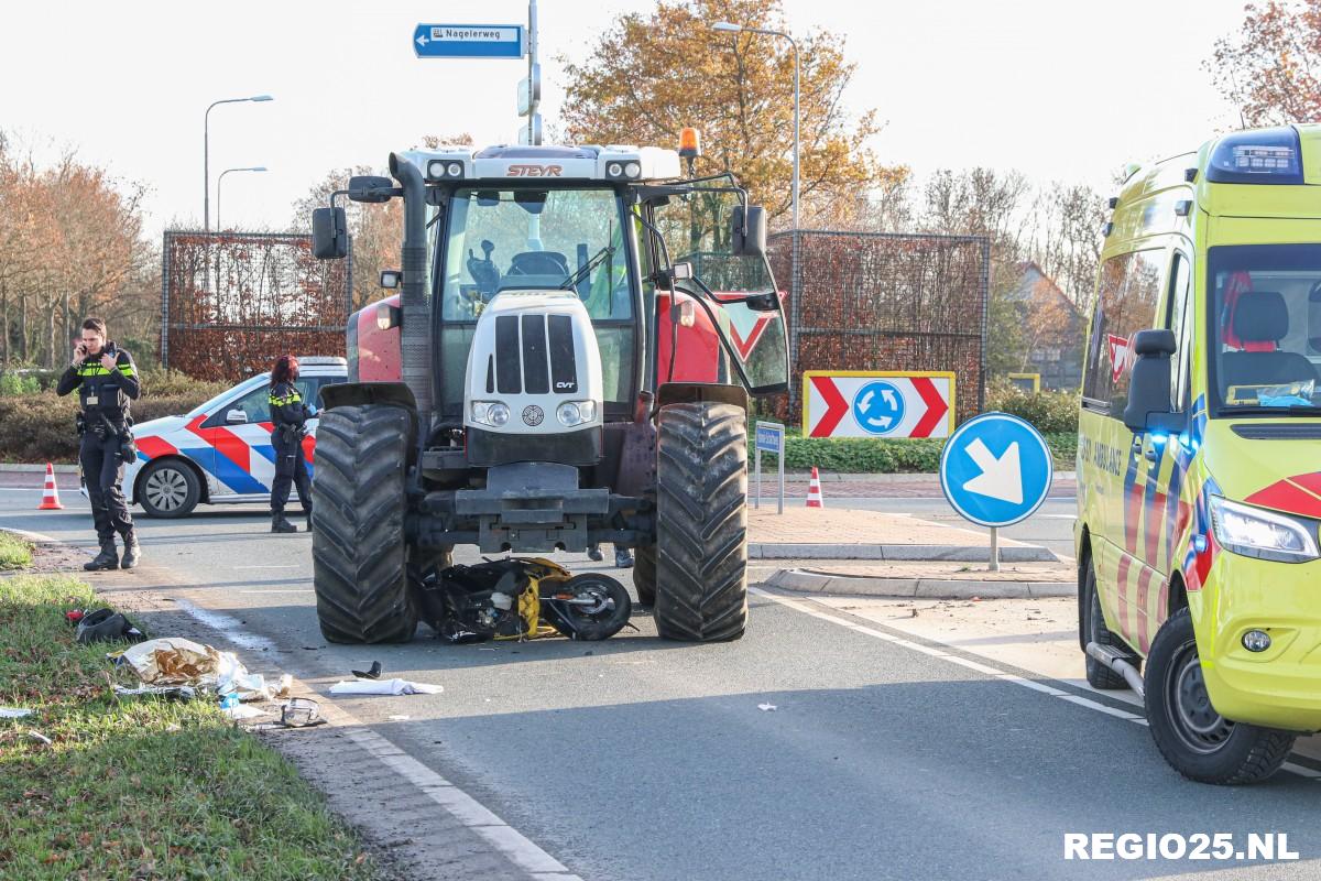 Brommer onder trekker na aanrijding