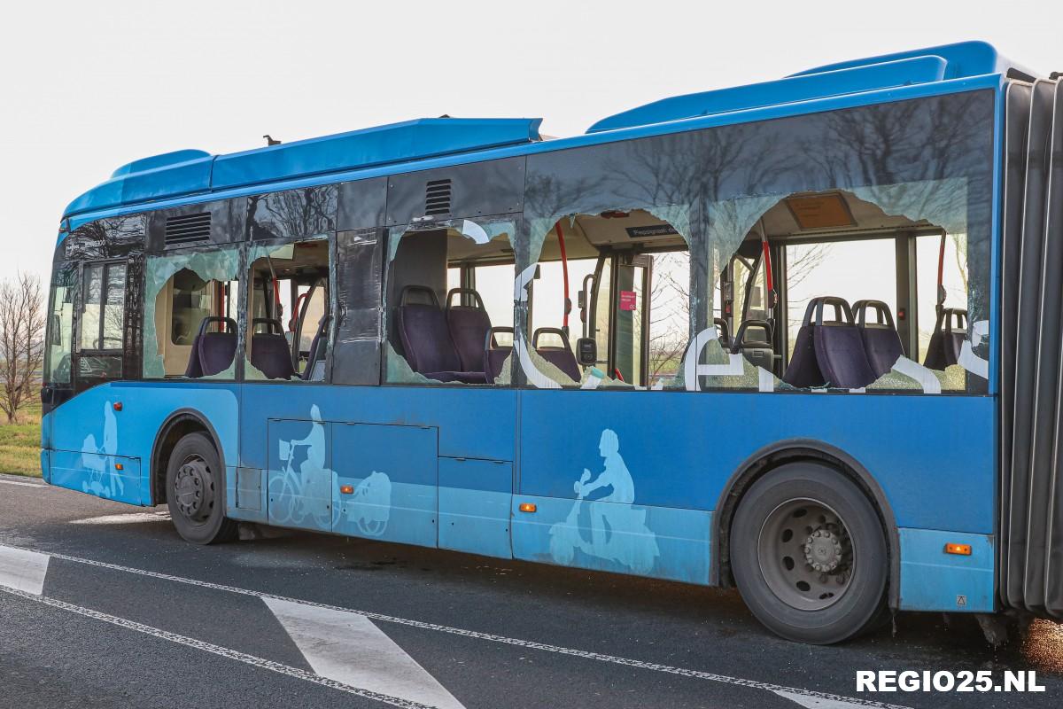 Lijnbus en vrachtwagen botsen op Kamperweg