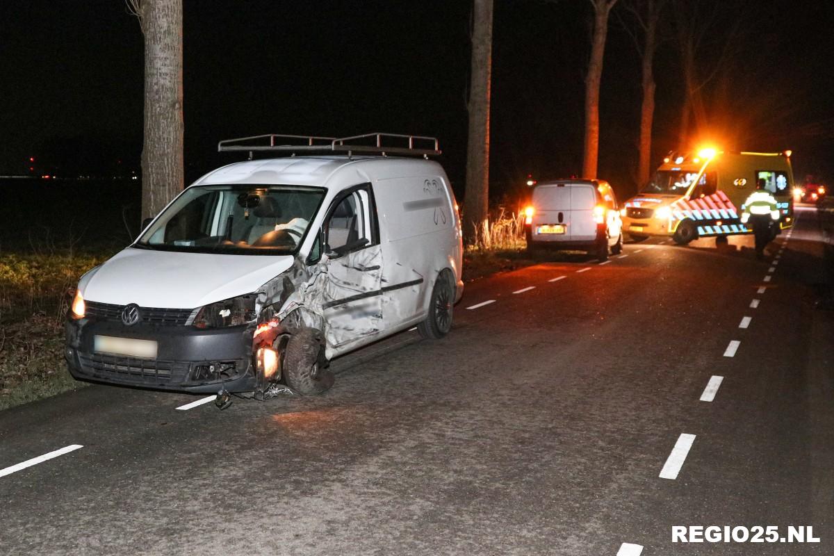 Auto en graafmachine botsen op Abtsweg