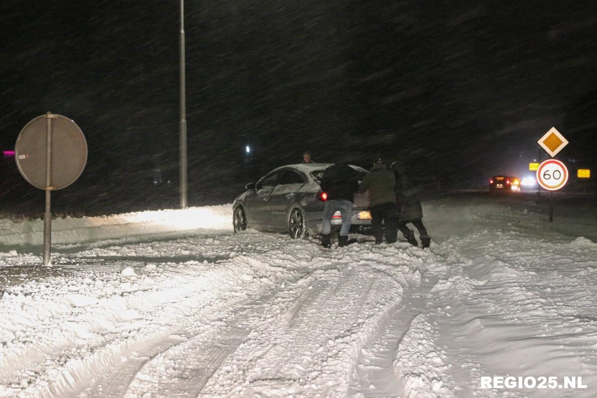 Code rood: Glijpartijen en auto’s vast in de sneeuw