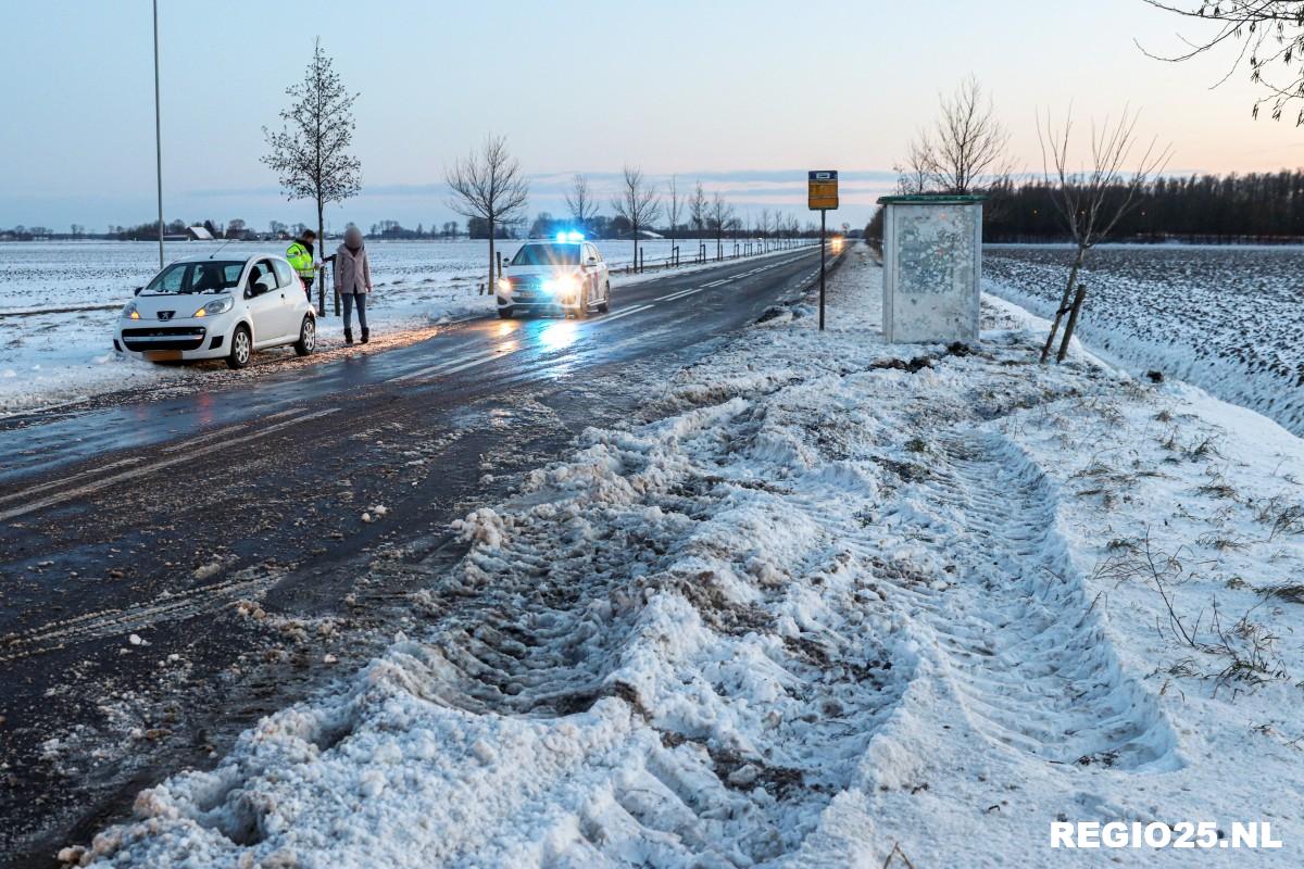 Auto raakt van de Kamperweg