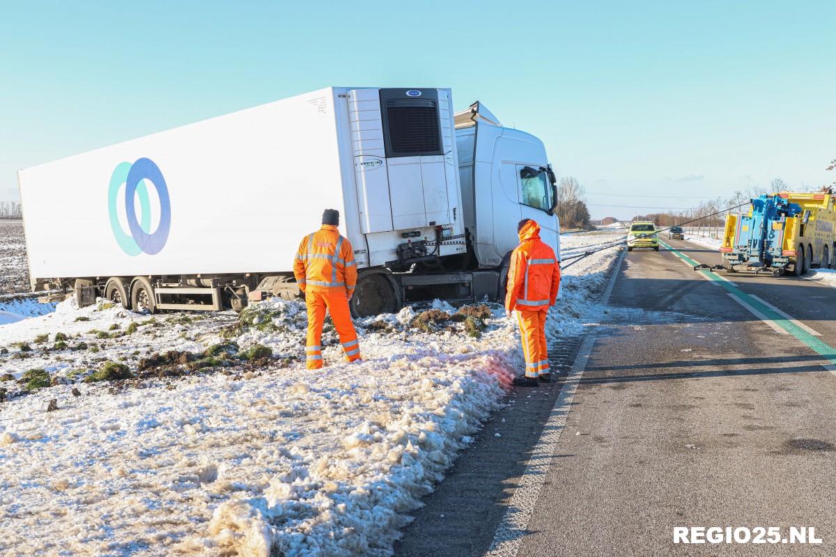 Vrachtwagen geschaard in berm N711