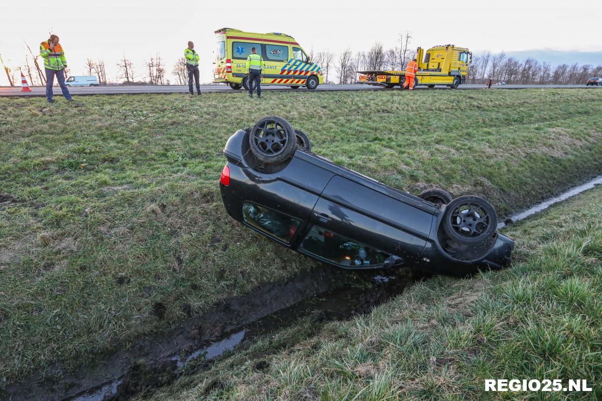 Auto op de kop in greppel naast A6