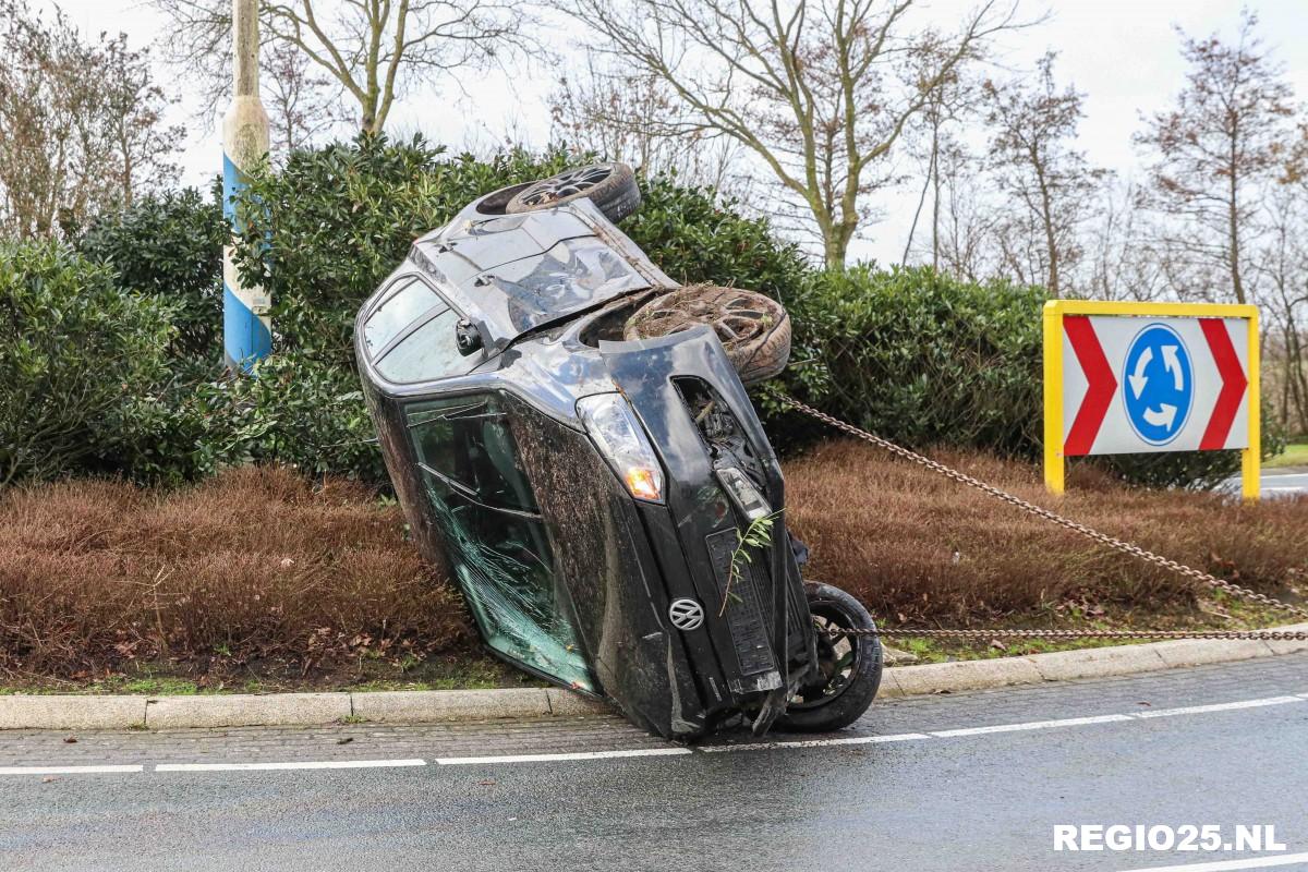 Auto crasht op rotonde van N352