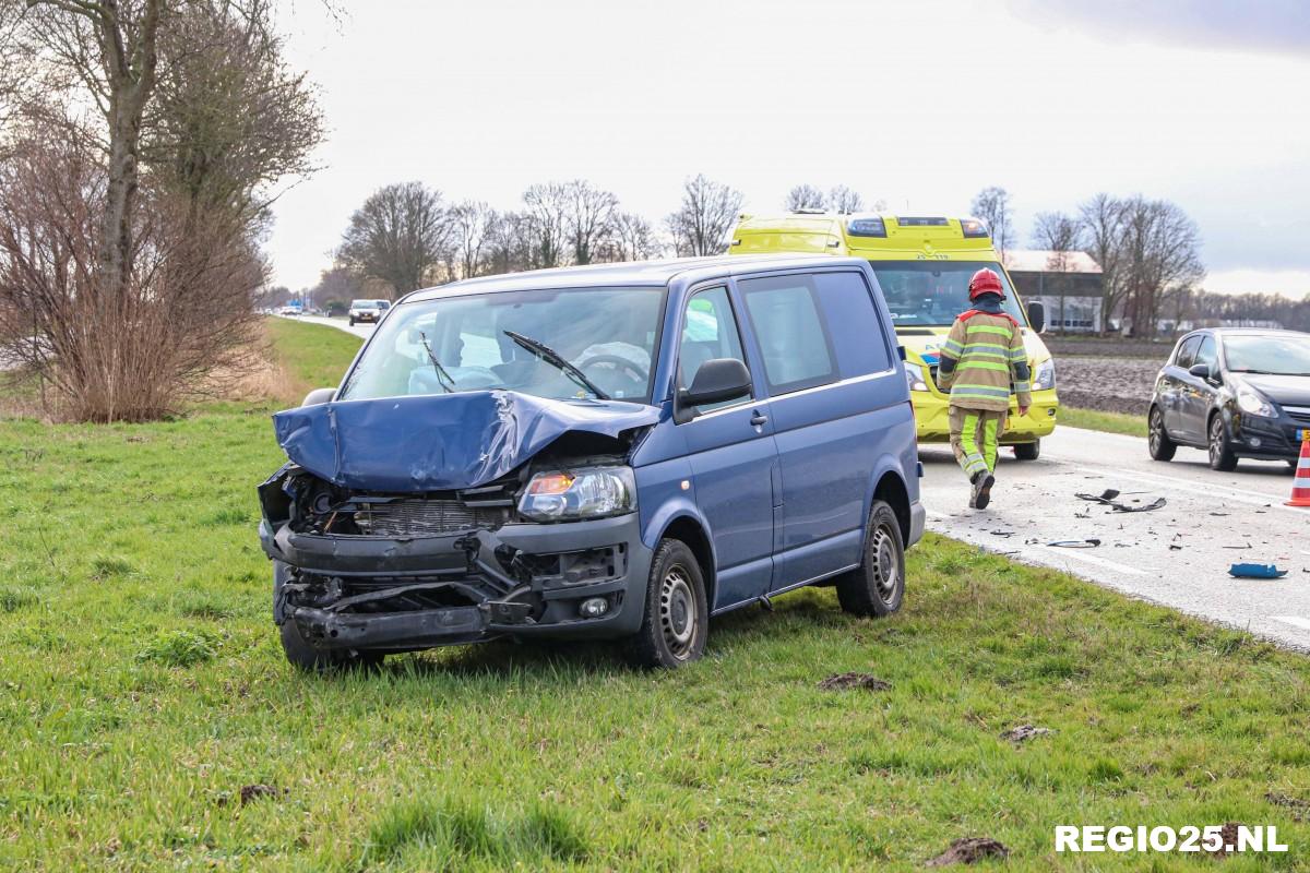 Busje botst op lijnbus op Urkerweg