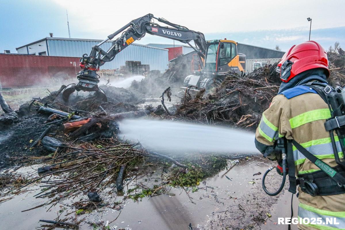 Brandweer blust brandend snoeiafval