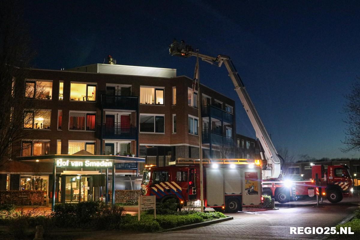 Brandweer onderzoekt ‘rook’ op dak verpleegtehuis