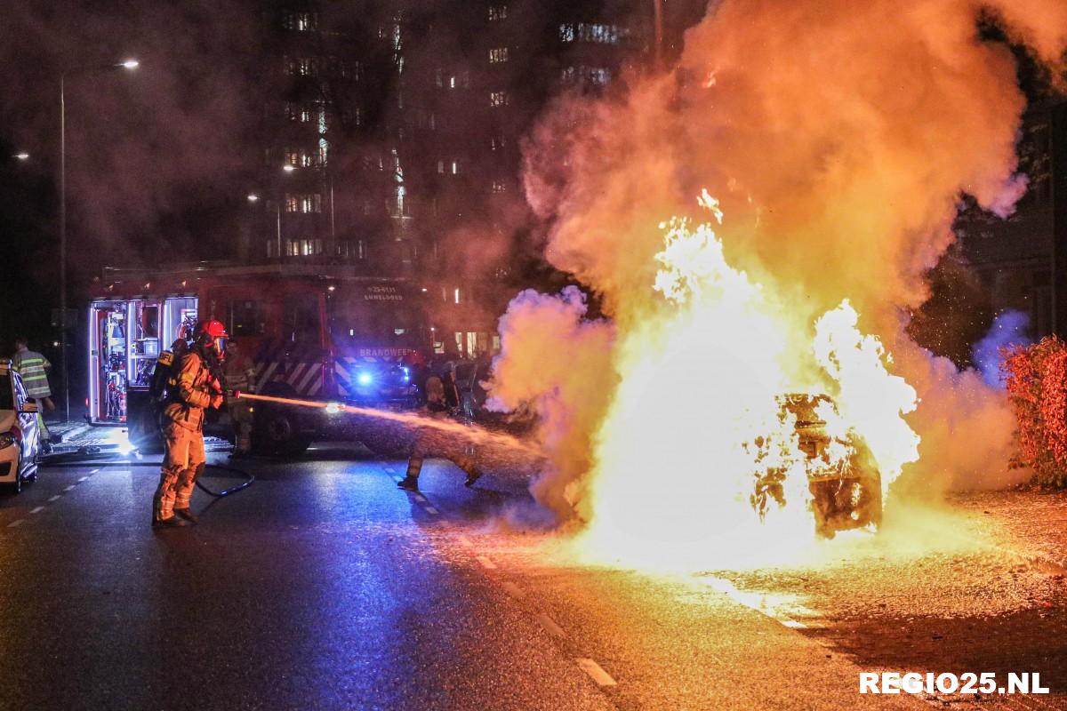 Brandweer blust felle autobrand