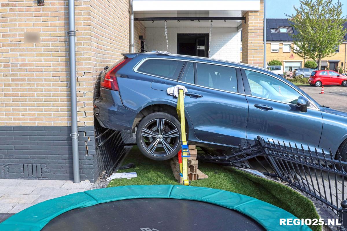 Auto rijdt tegen gevel van woning