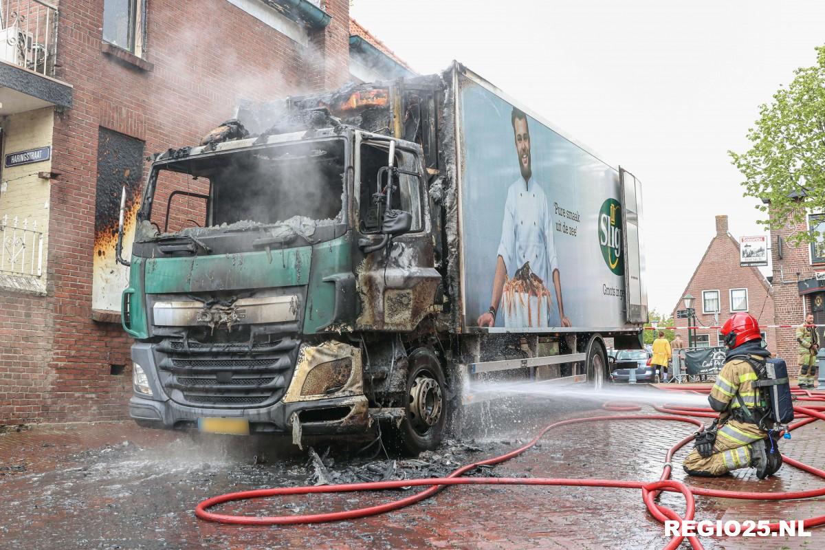 Vrachtwagen in brand in Wijk 2