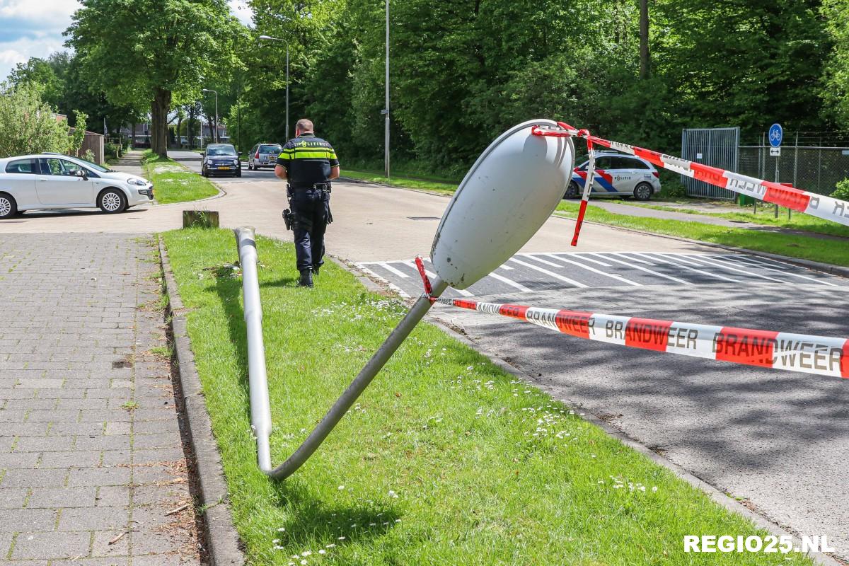 Caravan schiet los van auto en ramt lantaarnpaal