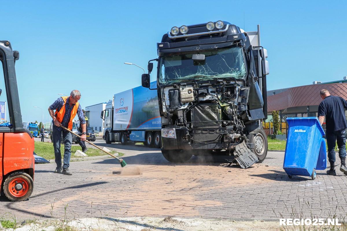 Veel schade na botsing tussen twee vrachtwagens