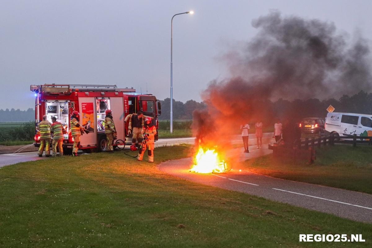 Scooter vliegt in brand op fietspad