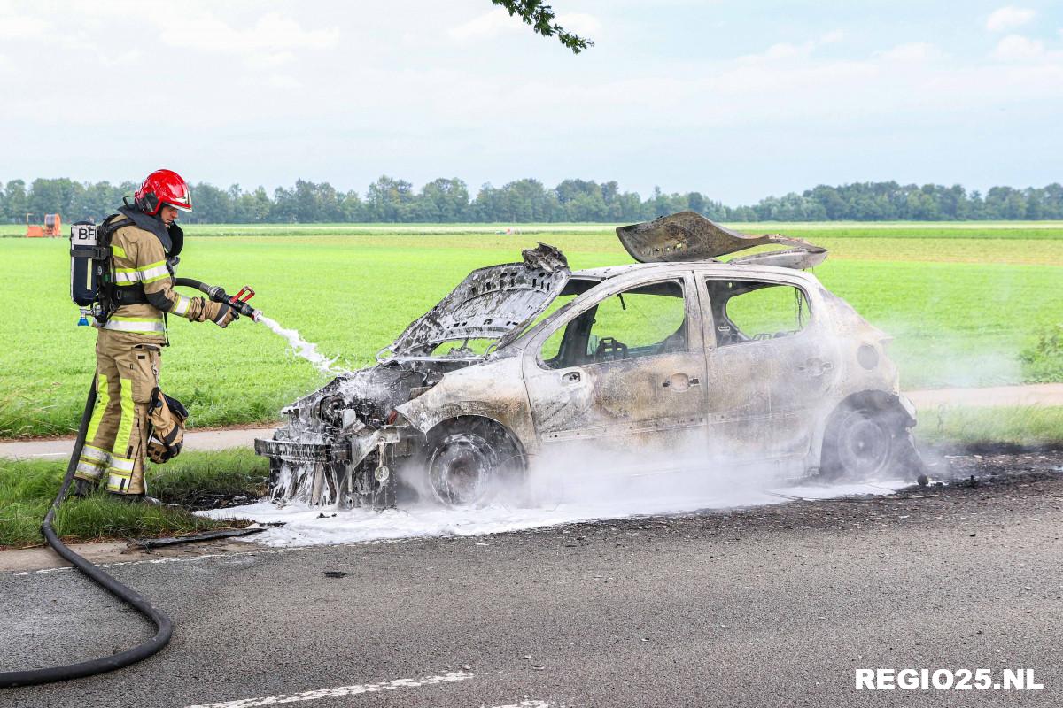 Auto uitgebrand op Lemsterweg