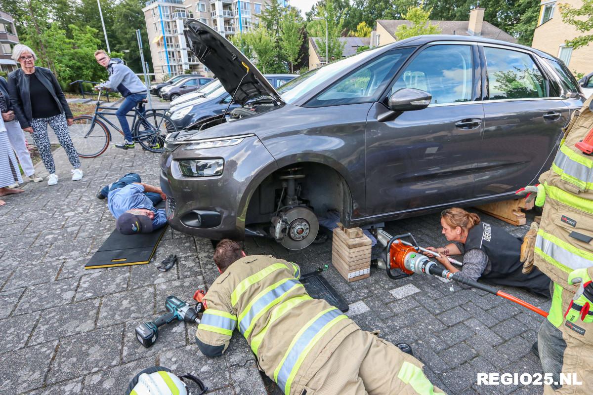 Kat bevrijd uit motorruimte van auto