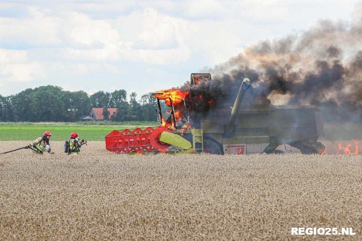 Combine in brand op graanveld