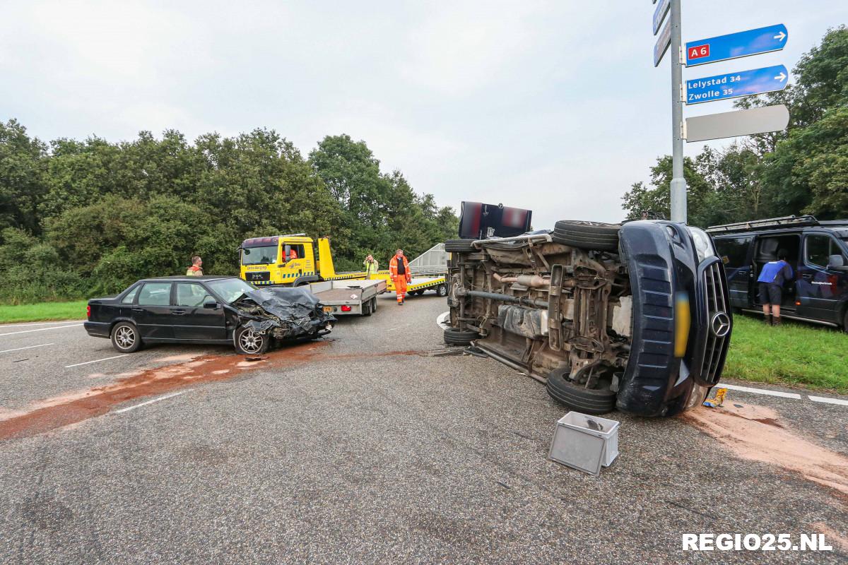 Lichtgewonden bij flinke aanrijding Muntweg