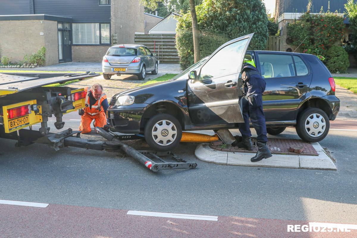 Verblind door de zon: Auto vast op vluchtheuvel