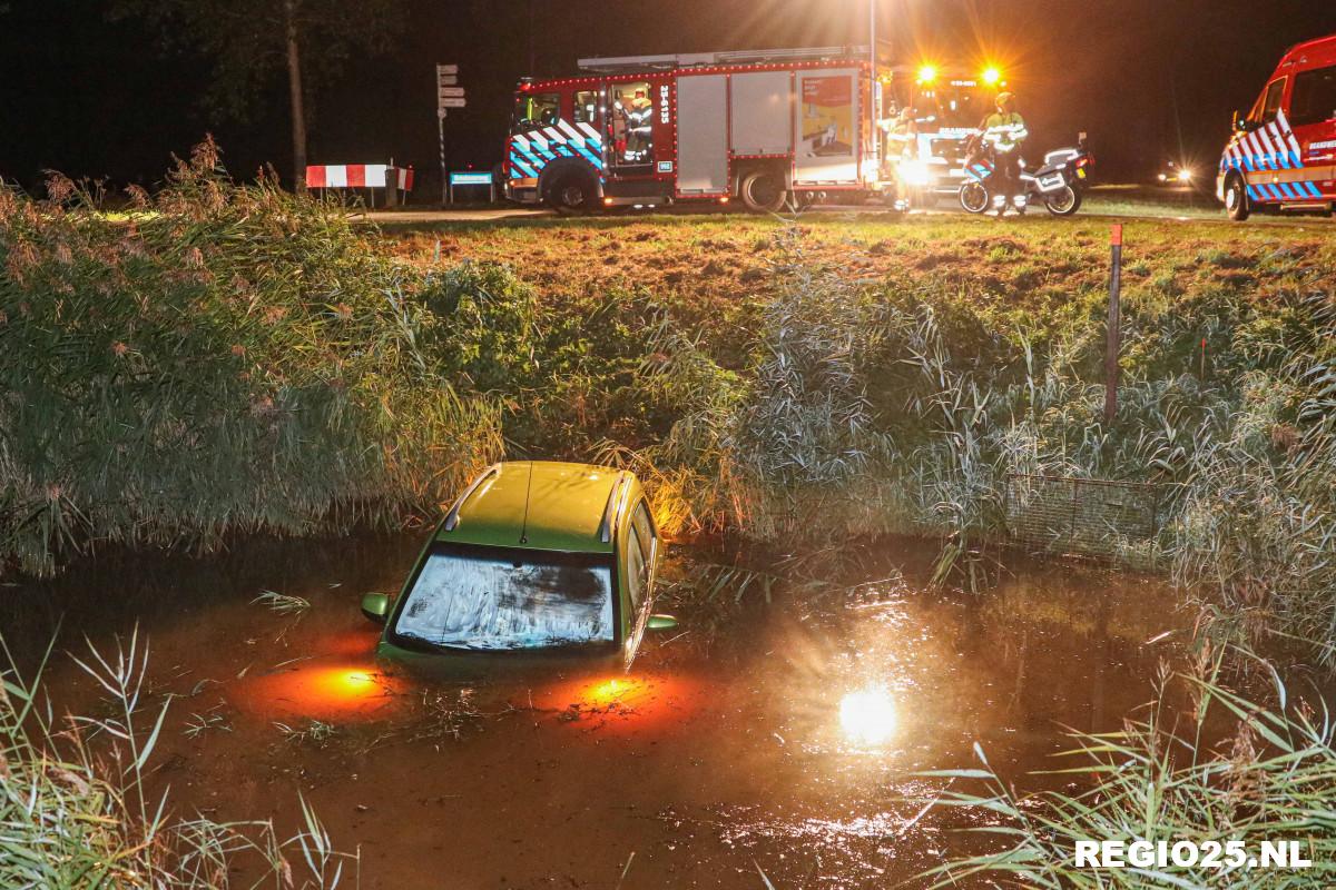 Auto te water langs Abtsweg