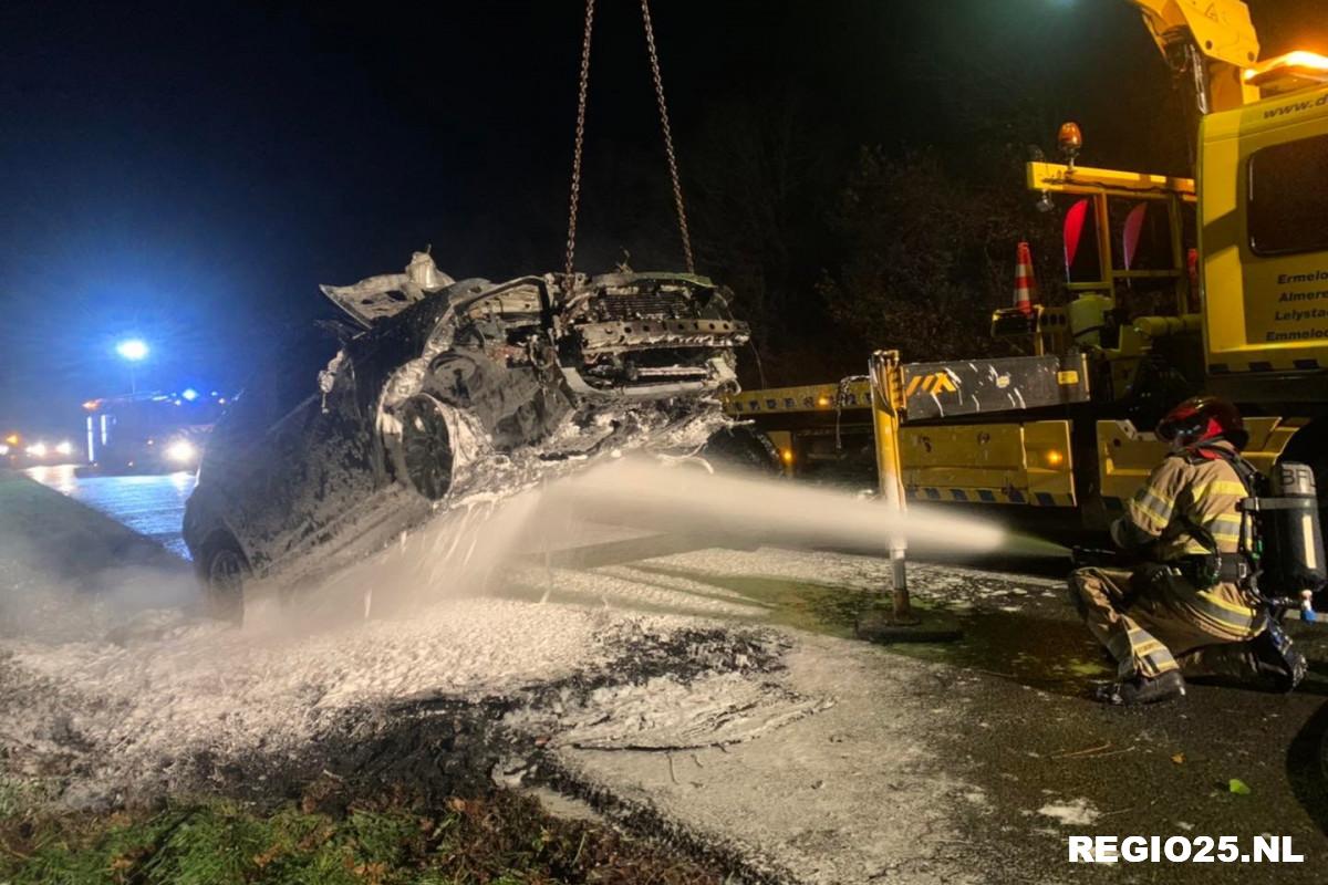 Brandweer druk met brandende hybride auto op A6