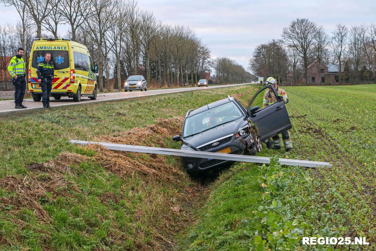 Auto in greppel naast Espelerweg