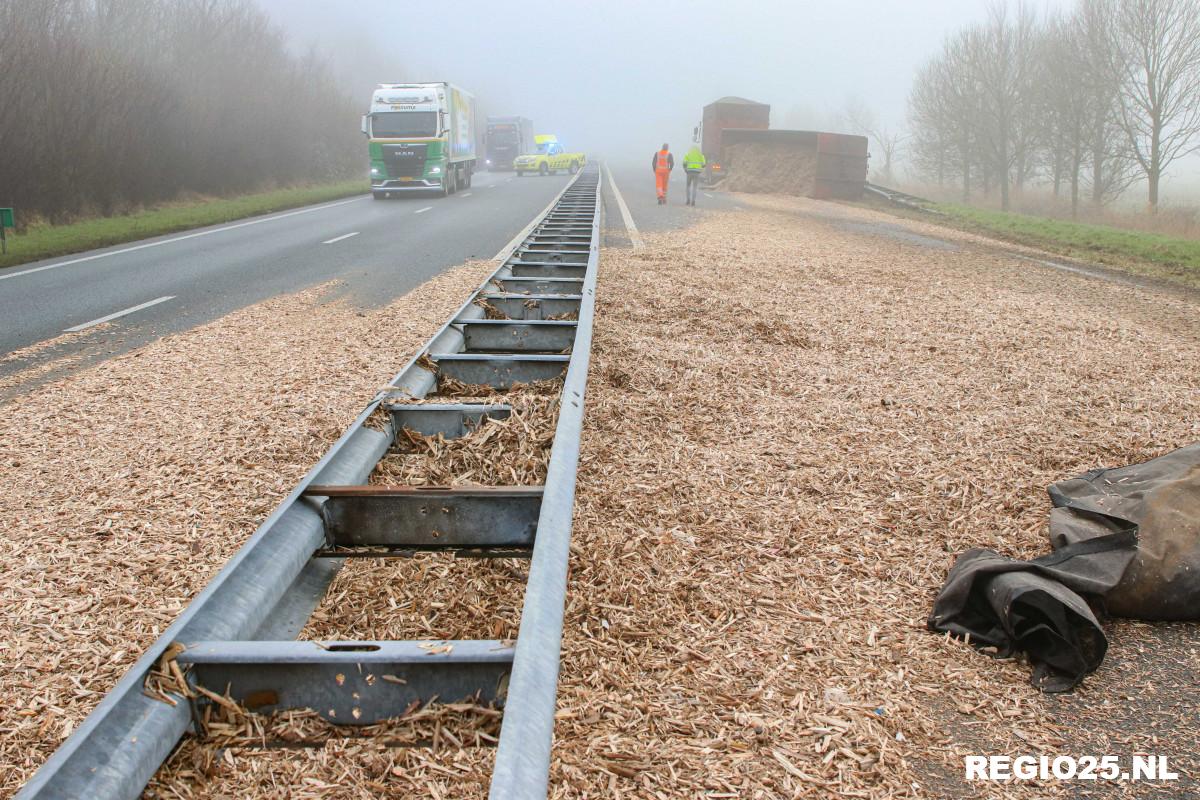 N50 bezaaid met houtsnippers door ongeval met vrachtwagen