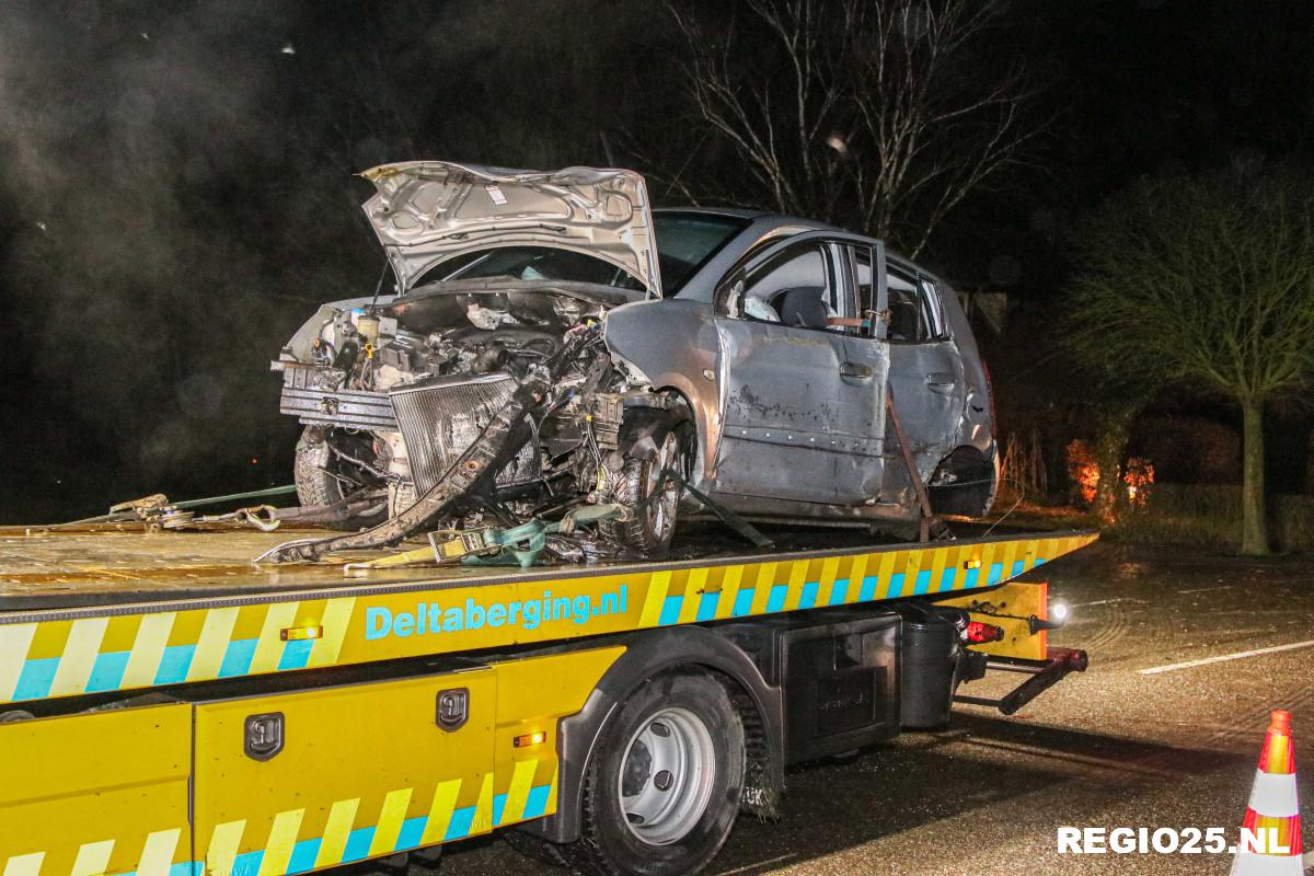 Auto botst tegen boom langs N331