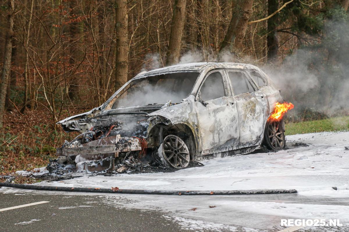 Auto uitgebrand op de Hopweg