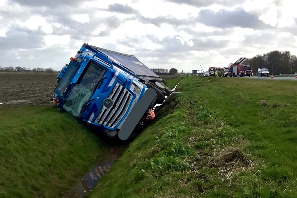 File op A6 door vrachtwagen in greppel