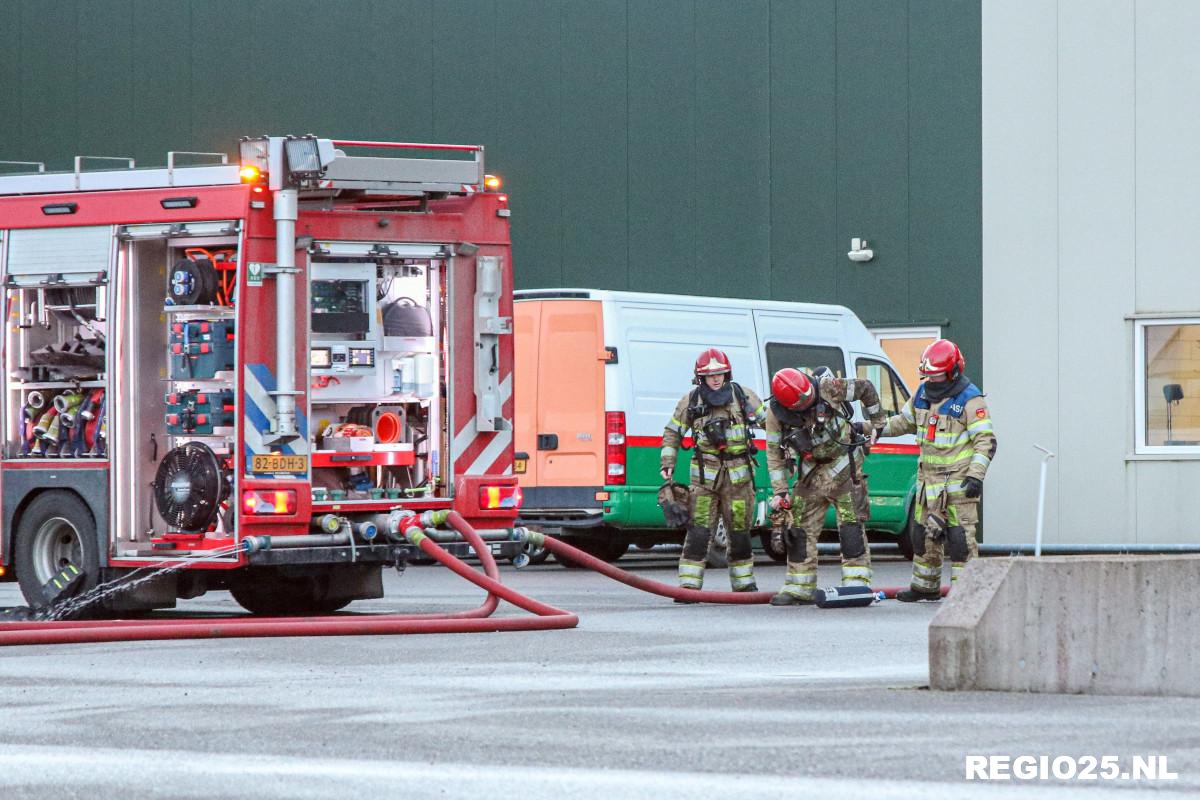 Brandweer blust brand in bedrijfspand