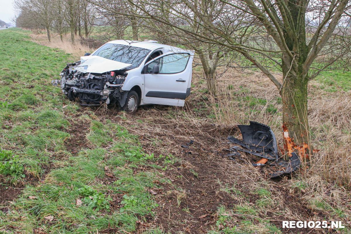 Bestelauto botst tegen boom in flauwe bocht N50