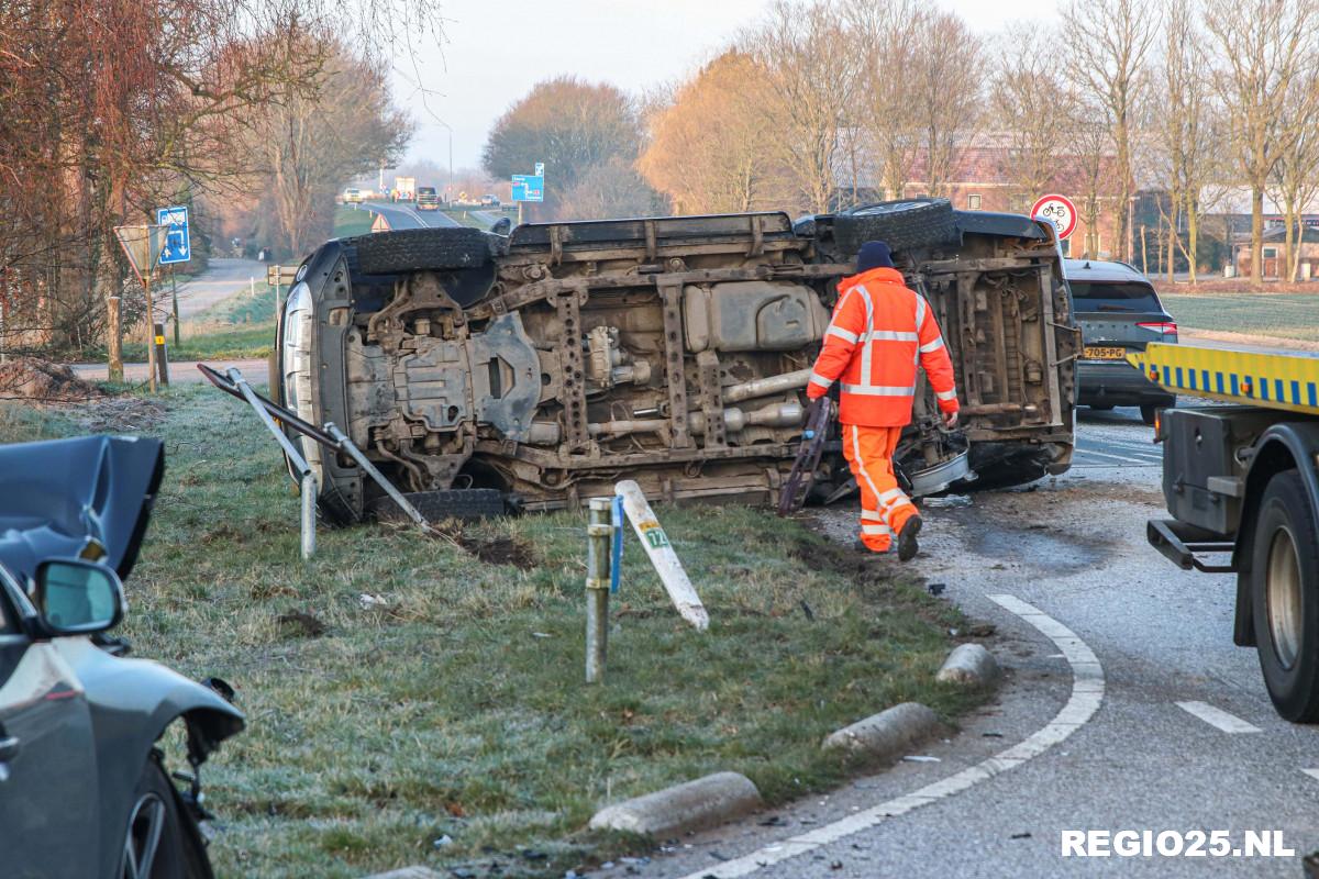 Pick-up op z’n kant na botsing op N715