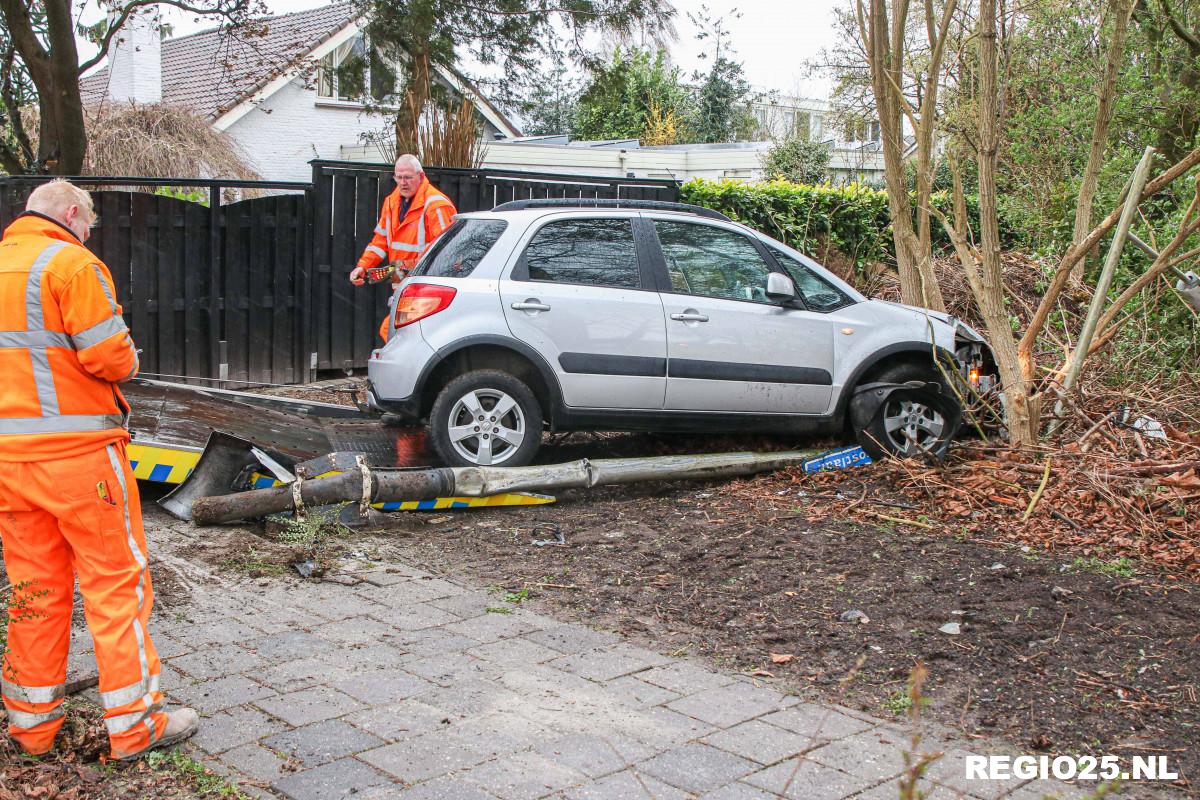 Auto rijdt bosjes in naast Drostlaan