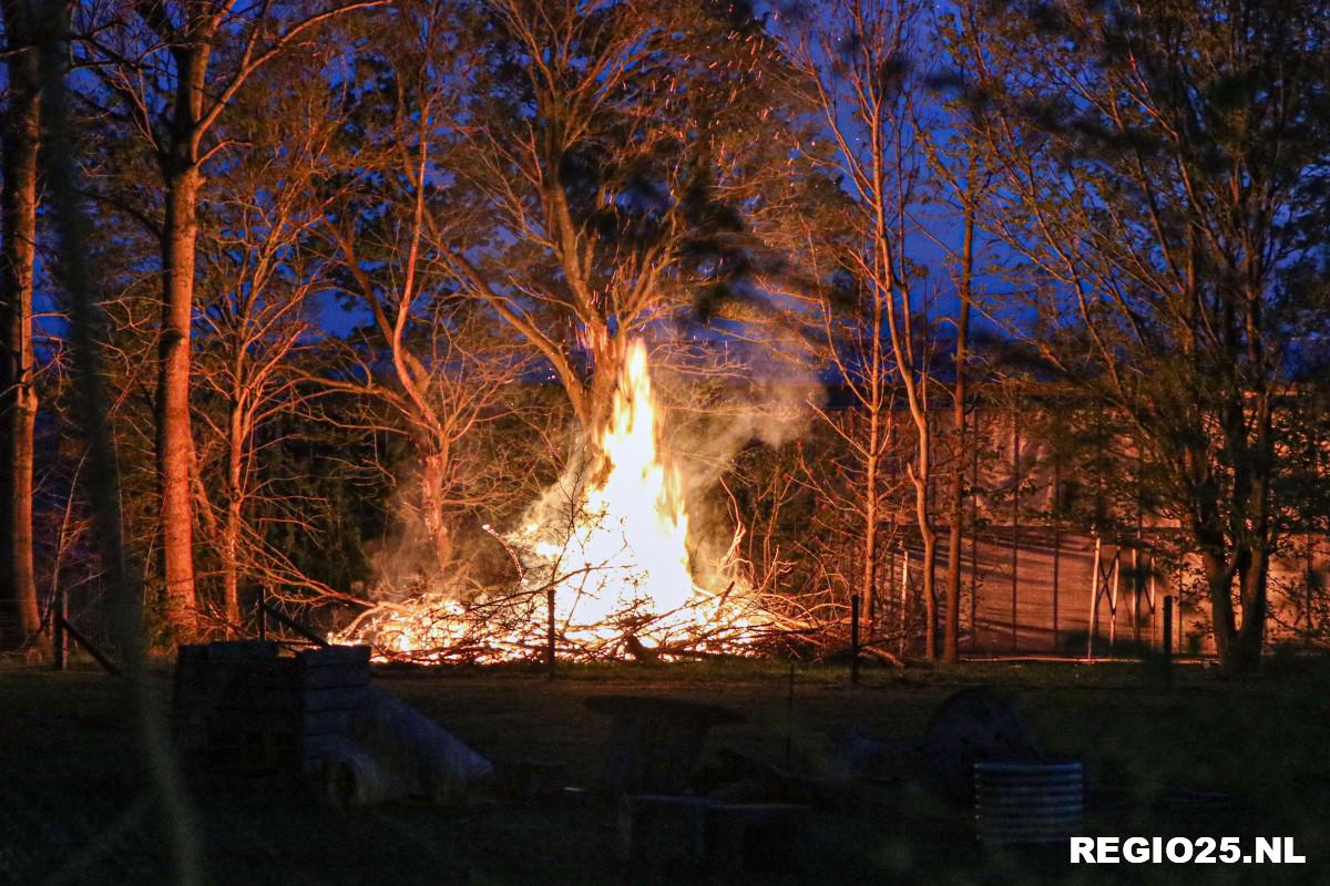 Brandweer blust paasvuur vlakbij kas