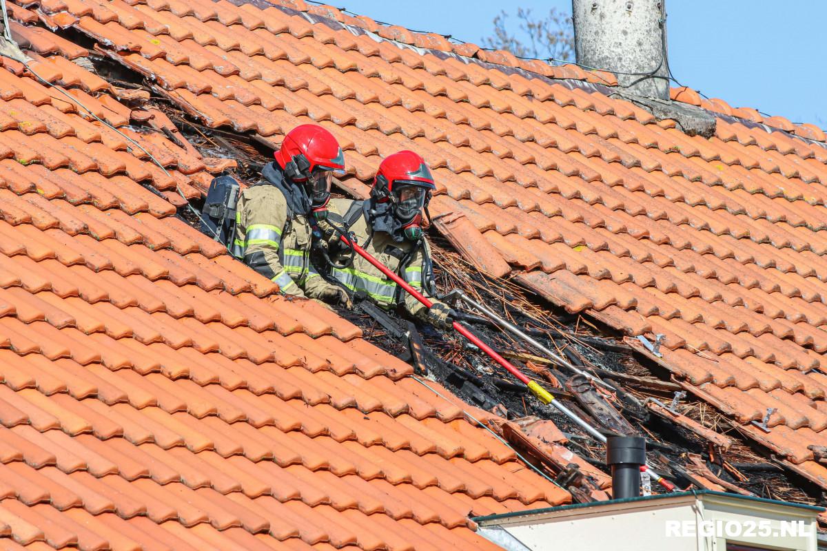 Brand in dak van woonboerderij