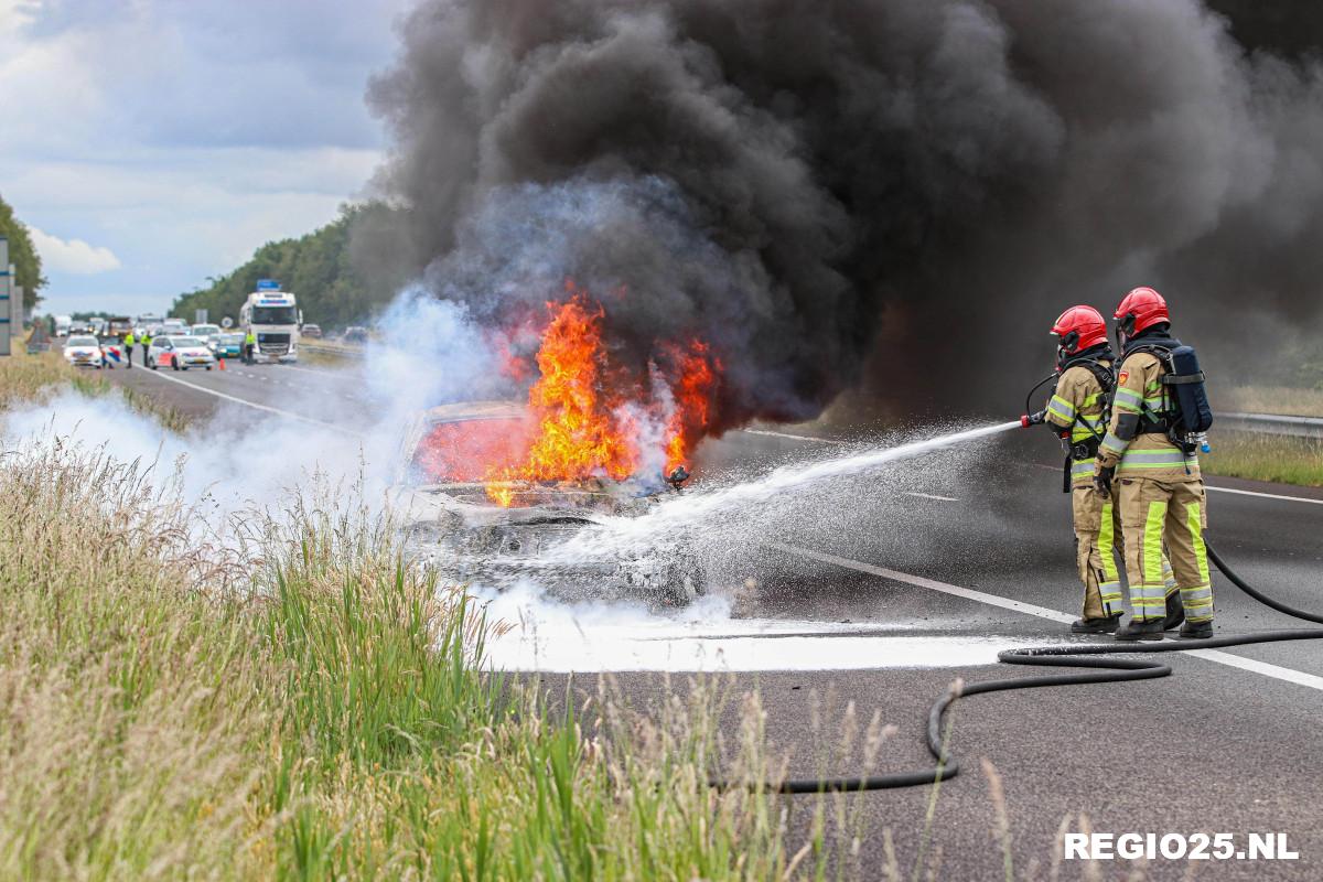 Felle autobrand op de A6