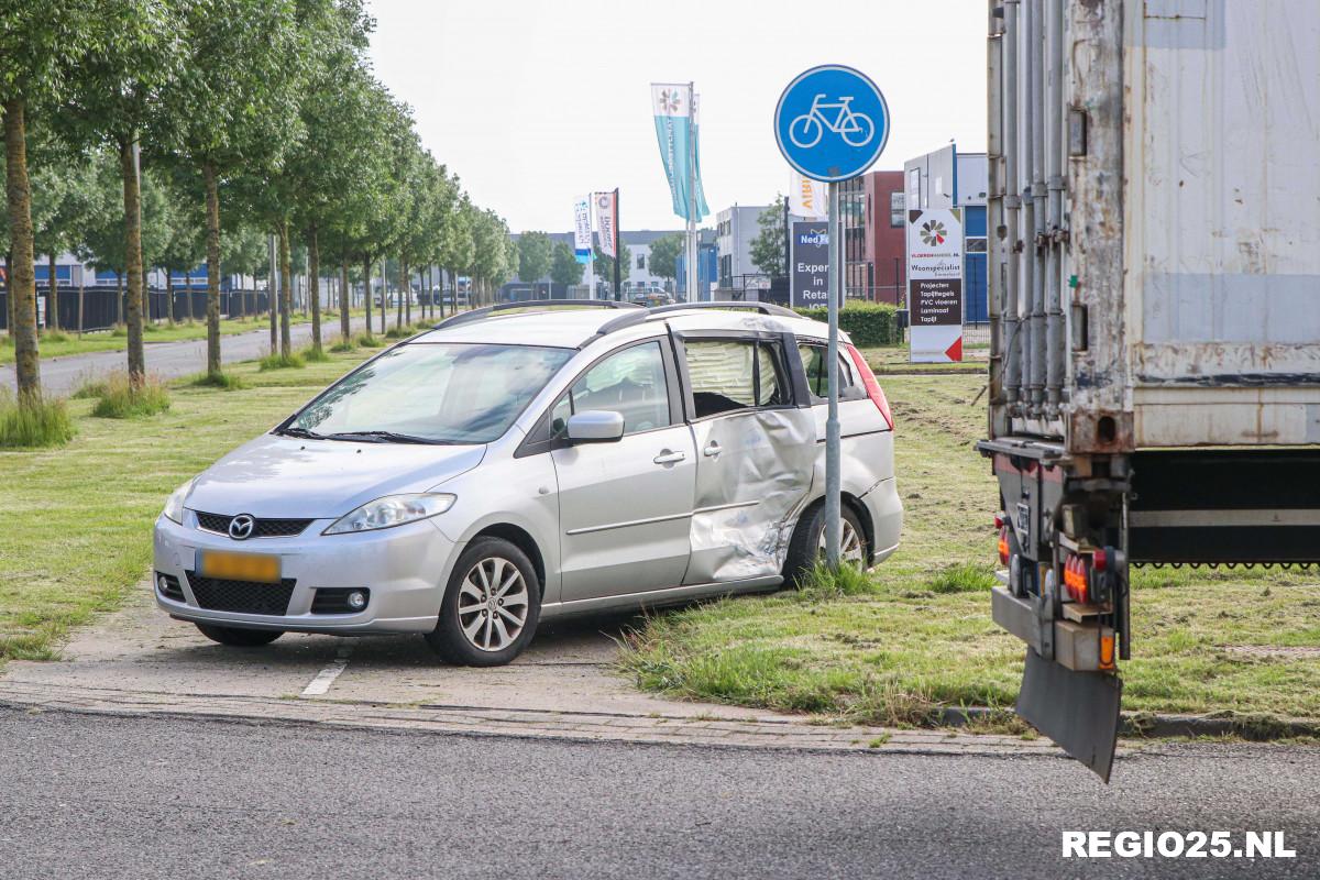 Vrachtwagen en auto botsen op Verlengde Gildenweg