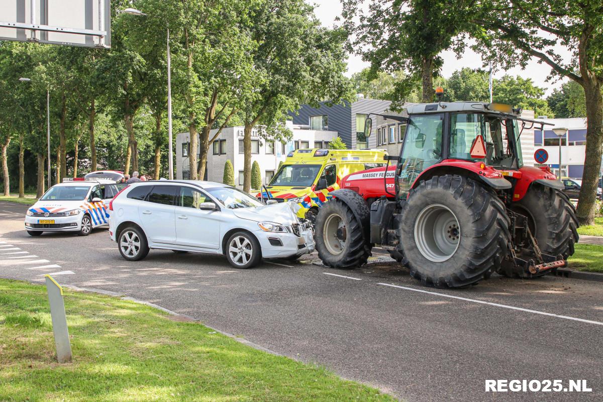 Auto botst op trekker op Nagelerweg