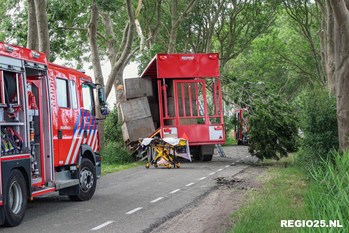 Trekker botst tegen boom, bestuurder gewond