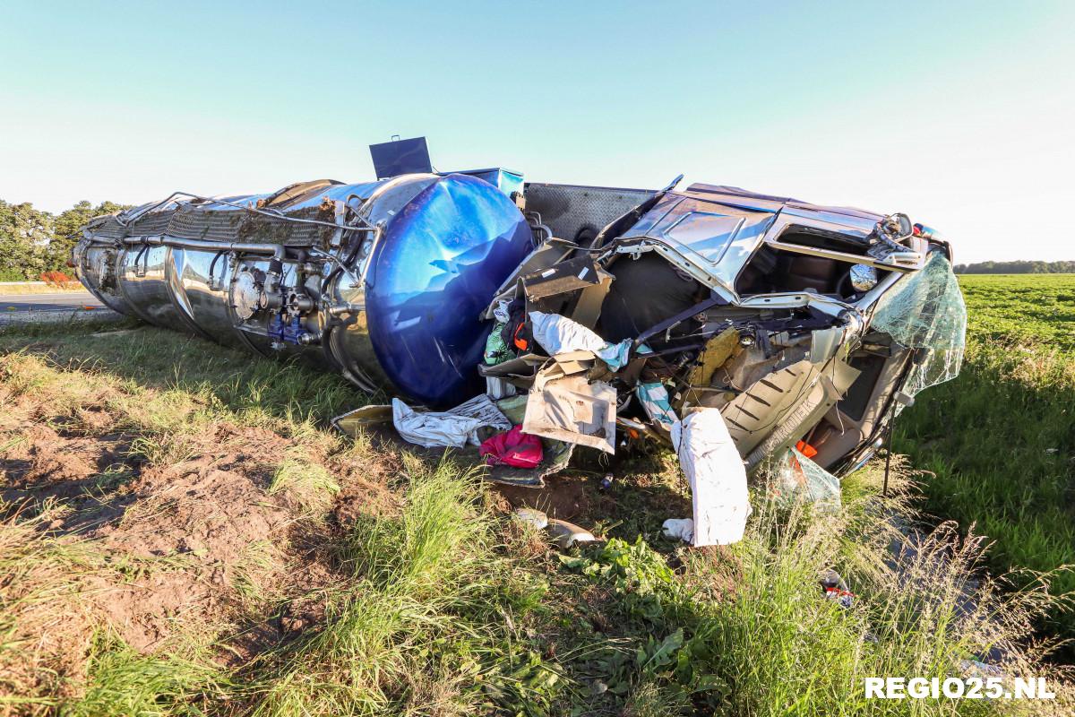 Vrachtwagen over de kop op A6