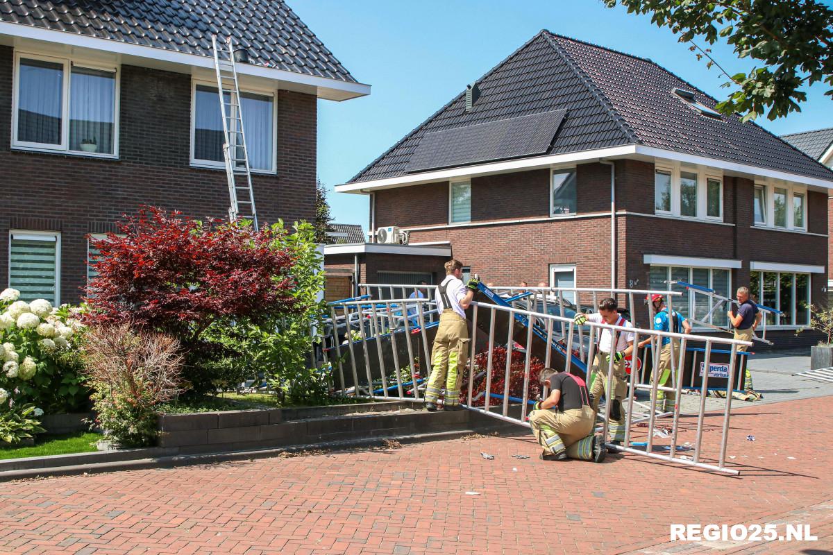 Steiger valt om bij woning, man gewond